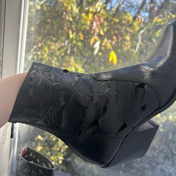 Donald J Pliner Western Cut Out Leather Booties - Picture 6 of 7